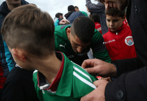 Μία φανέλα, μία αγκαλιά στον Ξενώνα ΕΛΙΖΑ | pao.gr