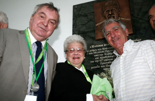 Κατάθεση στεφάνου προς τιμήν του F. Puskas | pao.gr