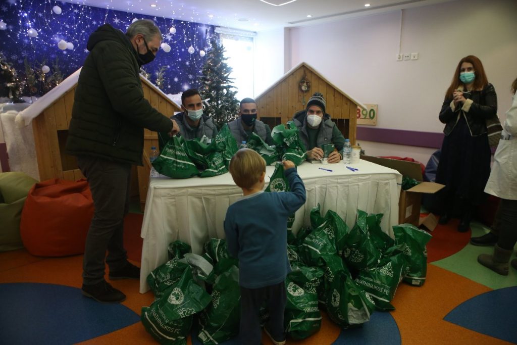 Πρόσφεραν χαμόγελα και δώρα στα παιδιά | pao.gr